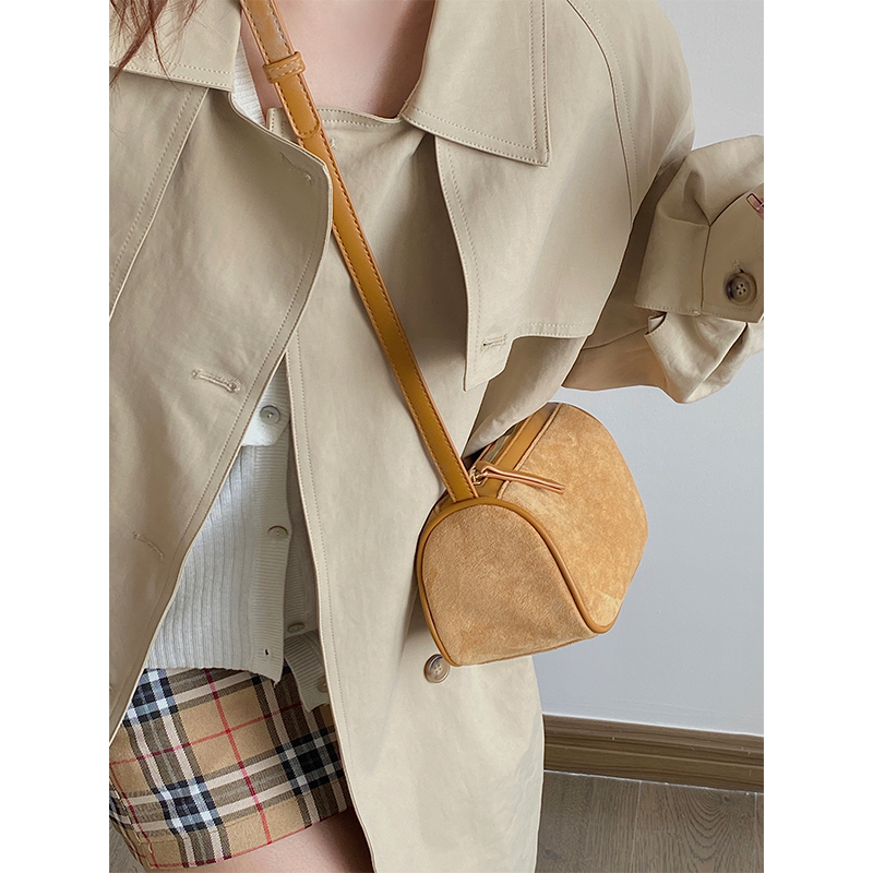 Deer 2023 niche new women's bag high-end retro flannel ins French handbag single shoulder crossbody small bag