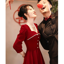 Toast bride Winter Burgundy engagement dress usually wear long sleeves thank you return to the door get married in winter