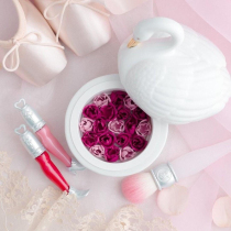 Back to the picture LADUREE Ladu Li 19 Christmas limited White Swan petals blush set of petals