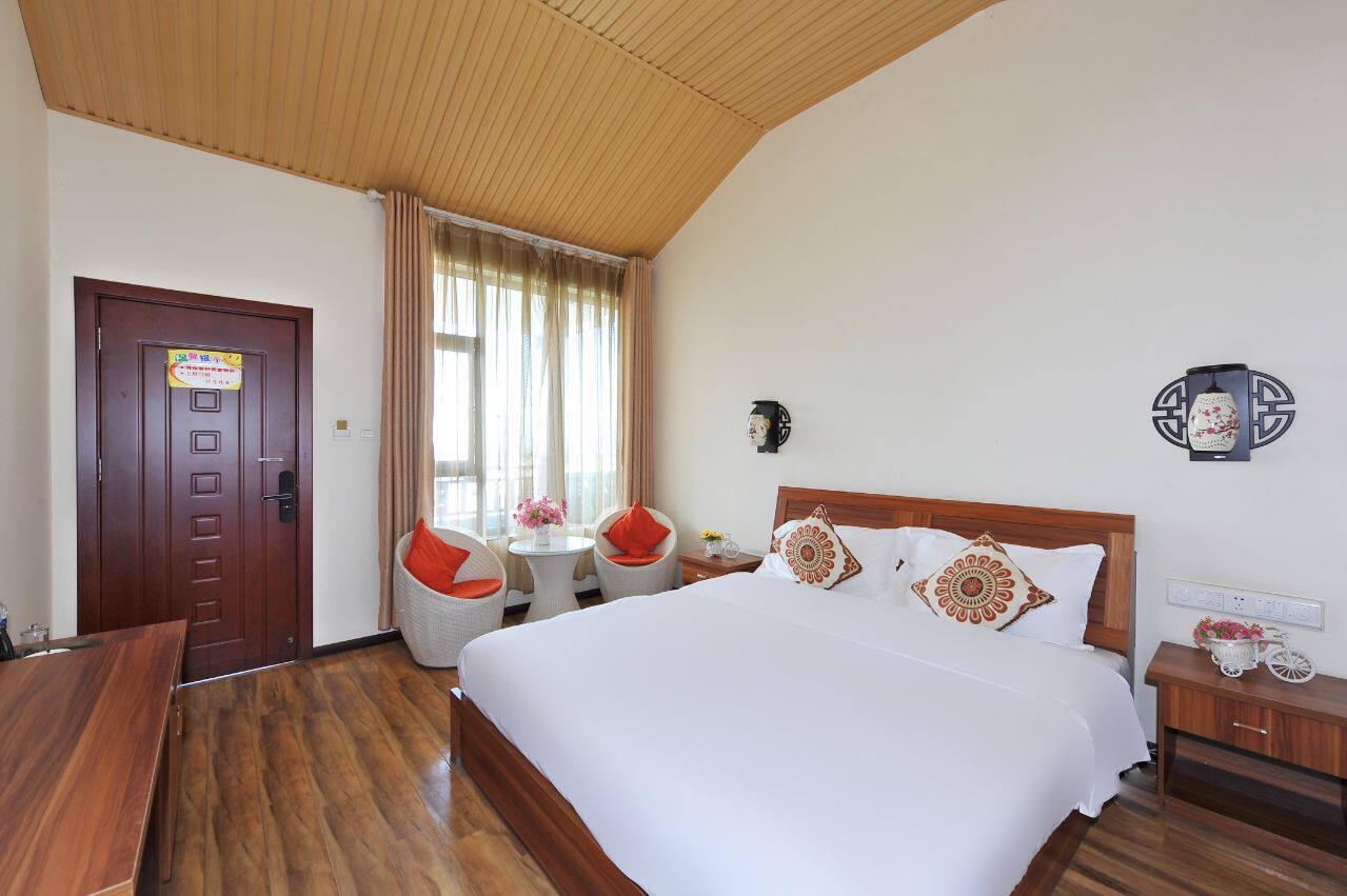 Dali Flower Rhythm Time Inn comfortable queen bed room