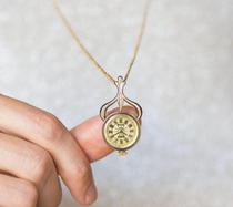 Lithuanian Acrylic 古 Antique Elegant Delicate Floral Pattern Gold Mechanical Movement Pocket Watch