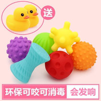 Pinching the hand grip the ball baby can bite the baby swimming baths and the water toy sends a small animal soft rubber plastic