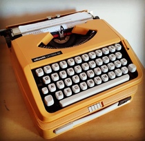 Recommended typewriter Italy Olivetti Lettera 82 retro mechanical English Yellow literary gift