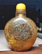 Natural crystal blonde crystal snow just inside the painting snuff bottle The wind of the King