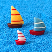 Mini-Sailing Tricolour Small boat Marine water group Landscaping Micro Landscape Resin Diy Decorative material small swing piece