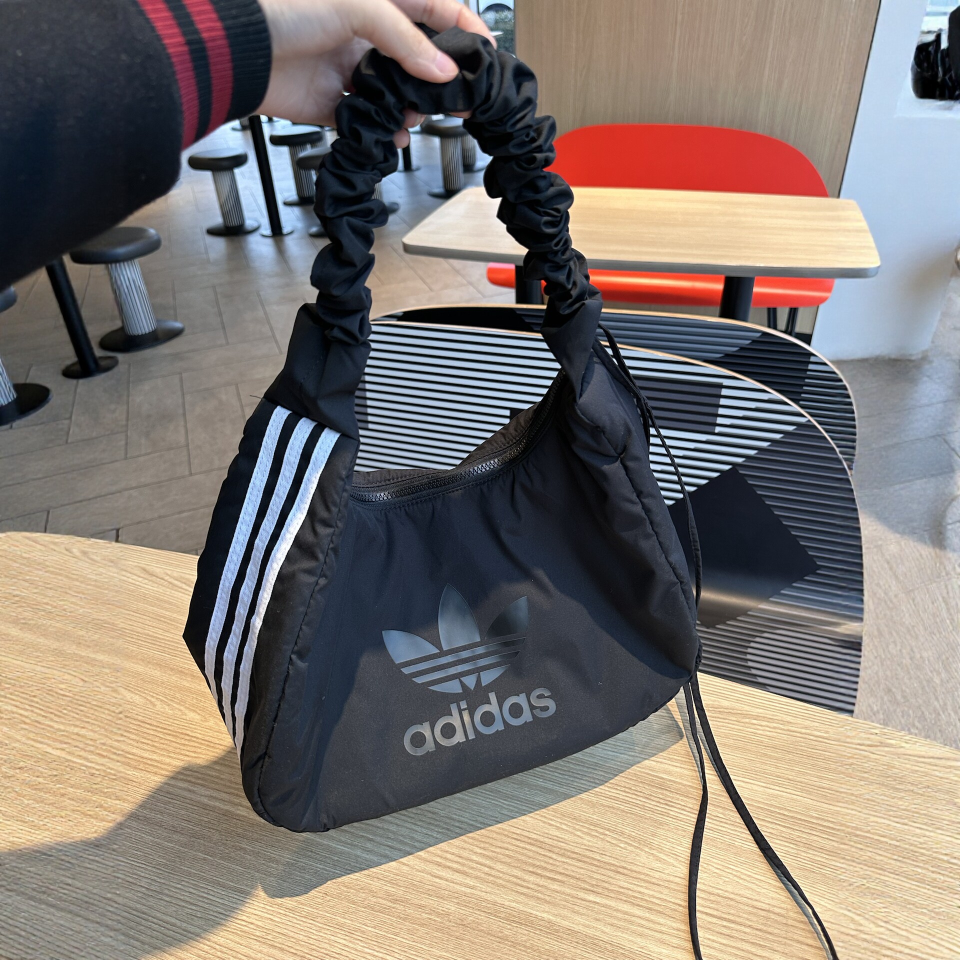 adidas Originals クラウドショルダーバッグ M ブラック adidas 