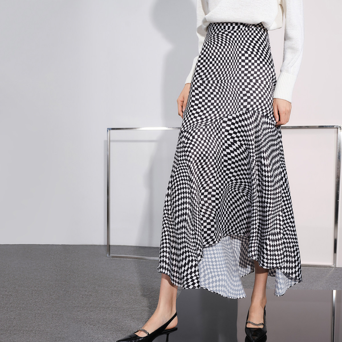 LILY2020 autumn new womens black and white racing grid irregular fishtail skirt 120330C6810