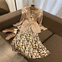 2021 New French floral dress suit suit womens foreign style fried street coat suspender skirt two-piece autumn