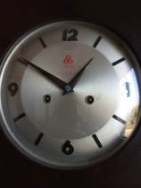 The 60-volume card old wall clock is accurate.