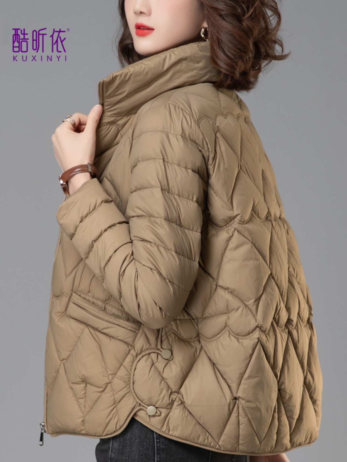 Lightweight and short down jacket for women 2023 winter new middle-aged mom loose fitting 90 white duck down jacket trend