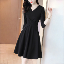 Ji Shizhe autumn dress 2022 new style waist giant slim French black Hepburn wind long sleeves small black skirt