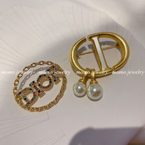 D New pearl pendant letter brooch brass temperament pin simple classic small fragrant wind Net red corsage