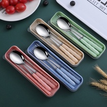 Children go out to carry first-grade girls chopsticks and spoons to store dd