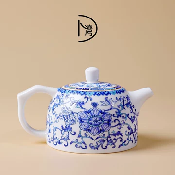 ※中国古美術/青花纏枝蓮弁紋蓋付文壺/(底款:大清康熈年製) 中国古美術/青花纏枝蓮弁紋蓋付文壺/(底款: