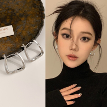 Simple earrings womens light luxury high-end sense unique niche design sense 2023 new explosion style earrings cold wind earrings