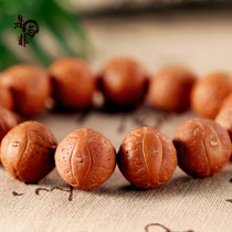 It is a hand-held man and woman with non-Nepali red skin Hyacinth Bodhi hand-strung Buddha beads Longan Bodhi seed original seed text