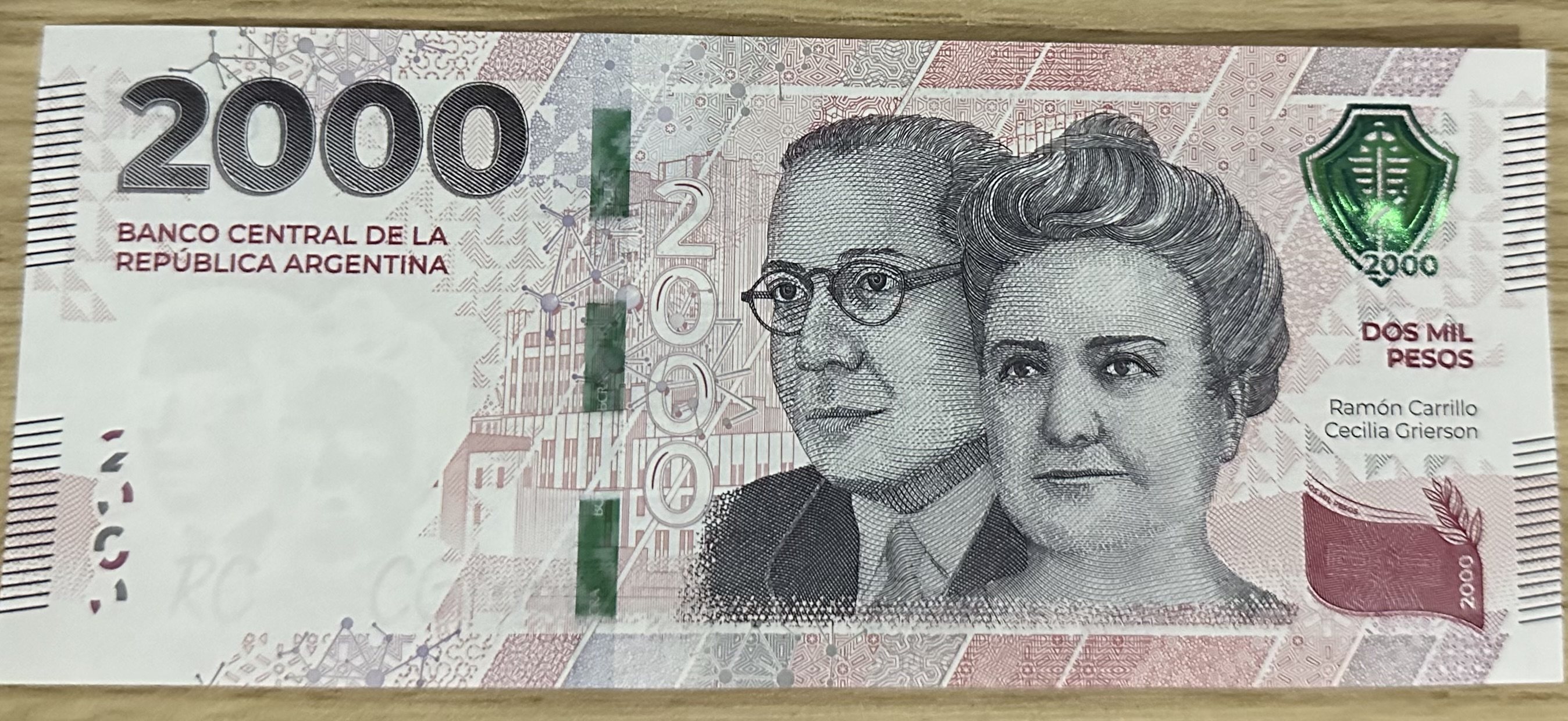 全新阿根廷比索2000新版带安全线，防伪升级背后有什么猫腻？-旅游-淘宝好物网