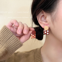 Autumn and winter retro contrast wave point square earrings female unique design sense niche advanced temperament simple Joker earrings