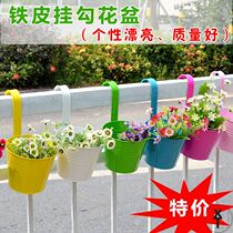 Colored tin hanging bucket small iron barrel spray barrel iron hanging bucket balcony adhesive hook vase flower bucket