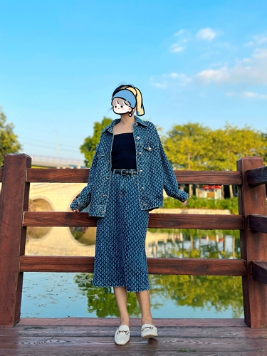 Ткань, джинсовая куртка, длинная юбка, свободный крой, средней длины