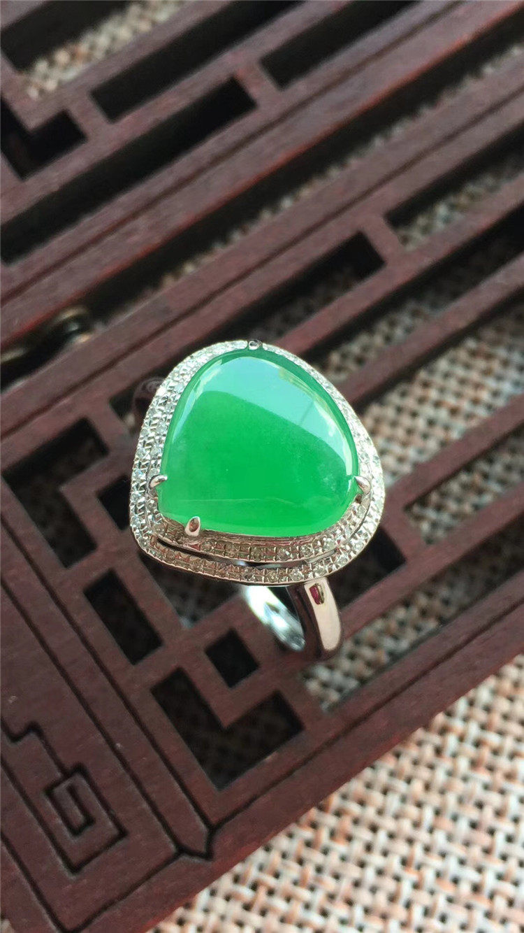 Jane Ann Emerald Natural A cargo ice species yang green 18K gold with diamond-encrusted heart-shaped jade ring womens fashion jewelry