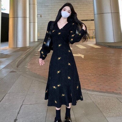 taobao agent Corduroy retro design dress, plus size, V-neckline, trend of season, with embroidery