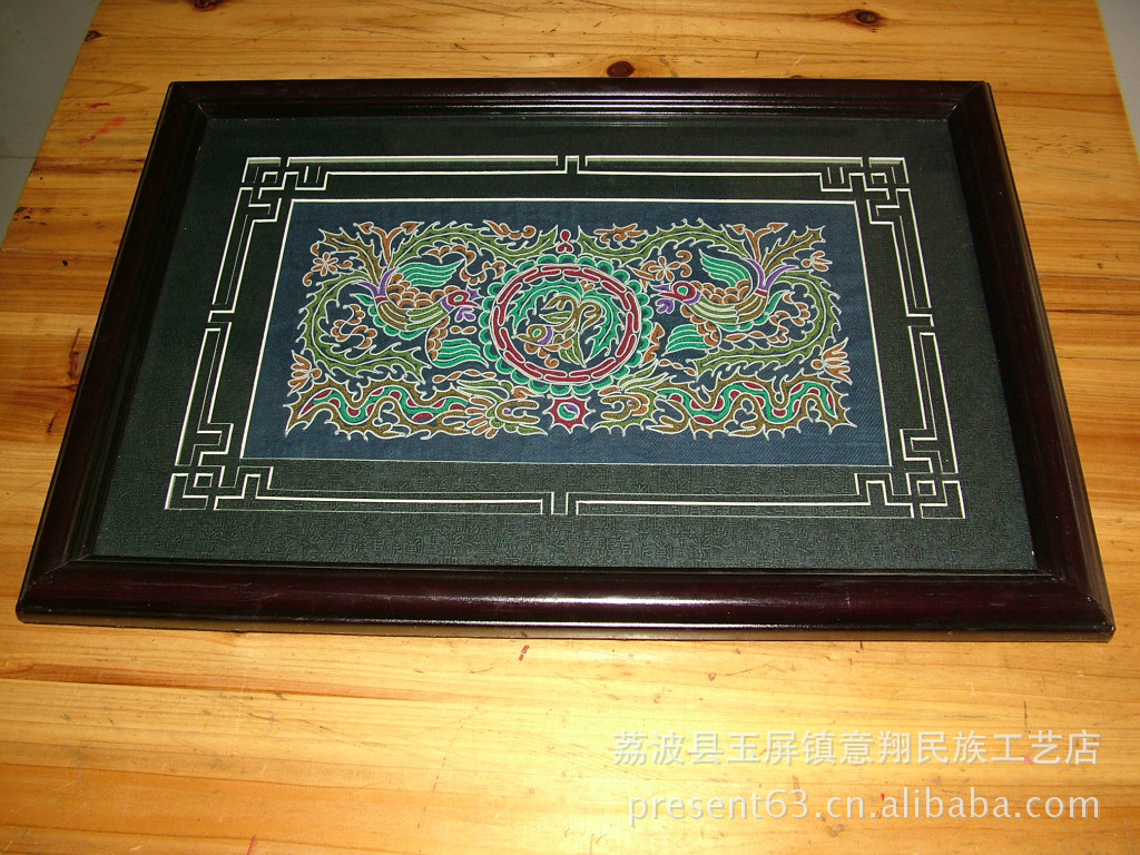 Intangible cultural heritage Yibo Yu pin aquarium horsetail embroidery Dragon and phoenix auspicious