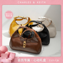 (Gift BOX GIFT)CHARLES & KEITH HORSE collar buckle CK2-40781495 Advanced armpit dumpling bag woman