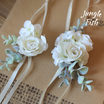 Pure white bridal bridesmaid sister wrist flower groom corsage flower Flower Flower western lawn wedding church outside props