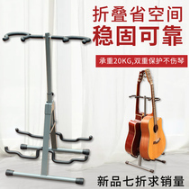 Many guitar stands are placed on the floor for home use. The Ukulele stand is folded and placed on the pipa stand.