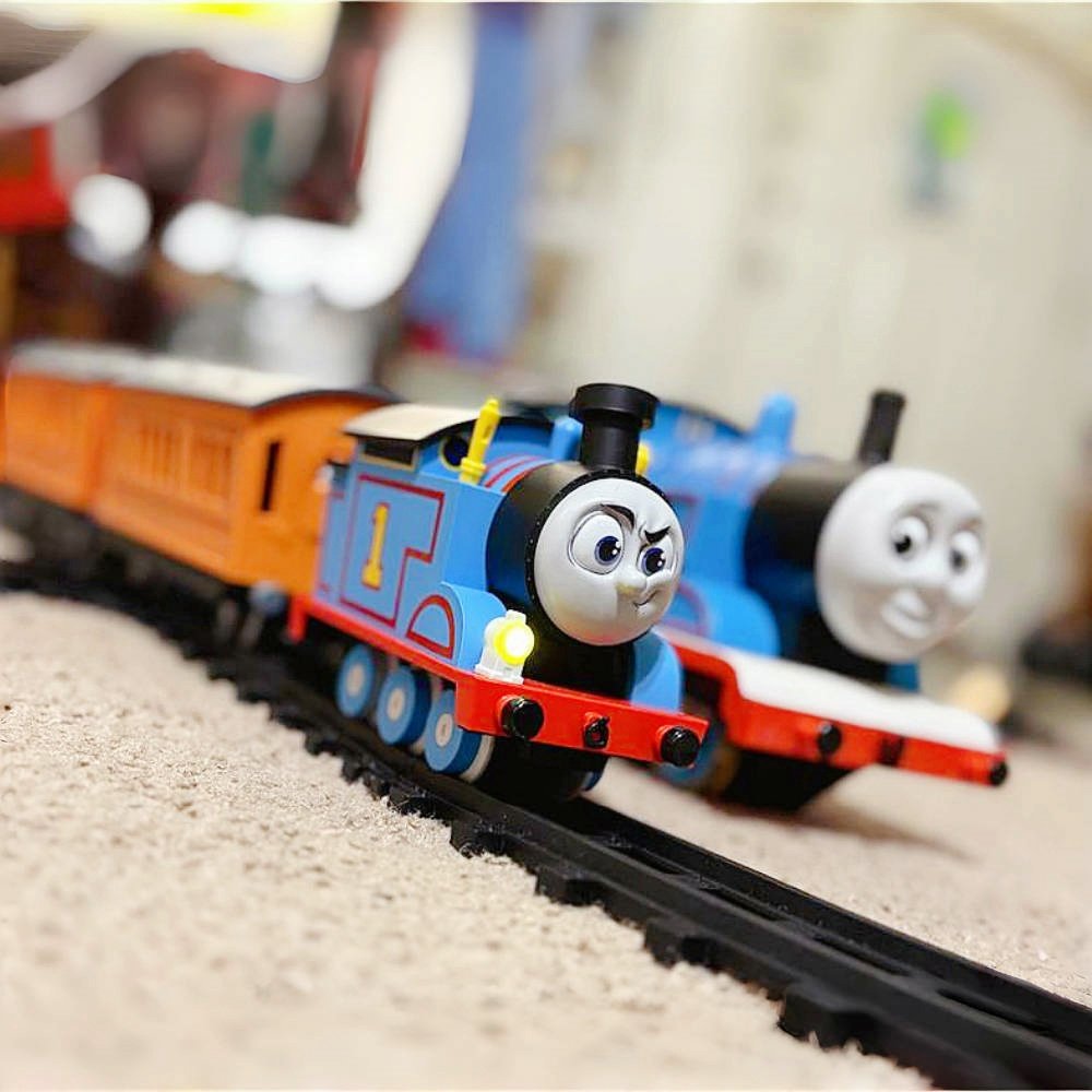 本视频介绍托马斯和他的朋友们中的狄塞尔成为轨道大师的玩具小火车套装。翻译：红梅 Wolf，顾麟，徐清睿。 配音：顾麟。 制作：徐清睿。  拍摄地点：美国俄勒冈州科瓦利斯。版权所有 : Creative Videos。  保留一切权利。非经本公司书面许可，任何单位和个人不得擅自摘抄、复制本文档内容的部分或全部，并不得以任何形式传播。 | Creative Videos  | Facebook, image size:1000x1000