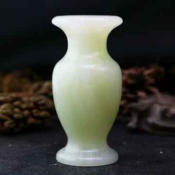 花瓶 和田绿玉梅瓶。花入 A rare Ming-style blue and white yuhuchunping, Qing dynasty