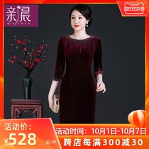 Autumn small middle-aged wedding mother dress cheongsam wedding wedding banquet golden velvet dress elegant and thin