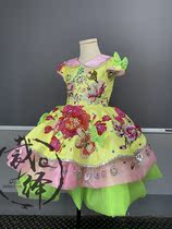 Cut in original design childrens gown princess dress fluffy skirt short chair to host the walk show host acting out
