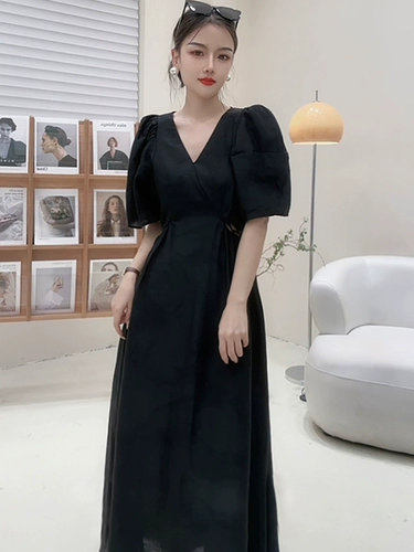 Приталенное платье, дизайнерский корсет, черная длинная юбка, 2023, V-образный вырез, тренд сезона, яркий броский стиль