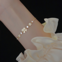 Four - leaf bracelet women in small design cold wind high - sense handdress 2022 new tide girl gift