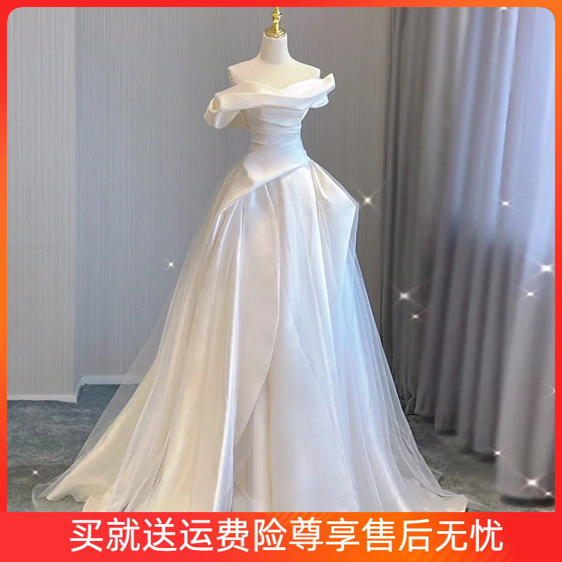 サテンのウェディングドレス 2024 新しい花嫁ワンショルダーレトロフレンチライトウェディングドレス小さなドレス外出用小さな女性のための
