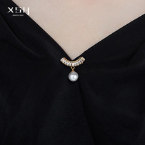 Simple anti-light buckle brooch high-end female imitation pearl cardigan pin fixed clothes artifact luxury atmospheric accessories