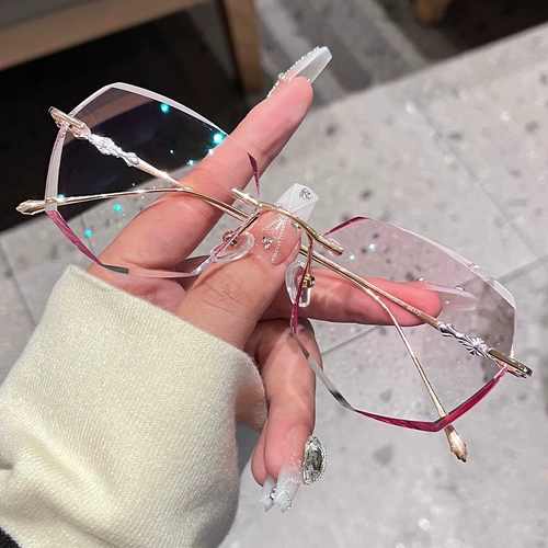 Большое лицо -это тонкие, многопрофильные, безжаловые миопические очки.