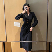 Hedian Hepburn style V-neck knitted dress 2021 new womens autumn and winter waist show thin goddess Fan small black dress