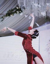 Xiao Yans voice is slow rolling red dust red splicing elastic Pearl tassel split Republic of China style dance cheongsam