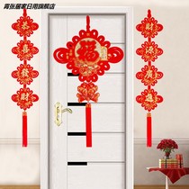 The fu character Chinese knot hung on the wall of the living room is more than enough to hang up the atmosphere for the year after entering the door