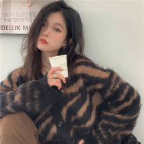Korean fashionable female ~ autumn and winter Korean temperament beauty lazy shop retro furry BAO WEN sweater coat