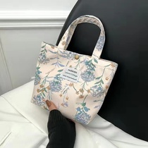 2022 new flowers handbag girls Han version out of hand to carry the lunchbox bag Jane about 100 hitch a high face value mommy bag