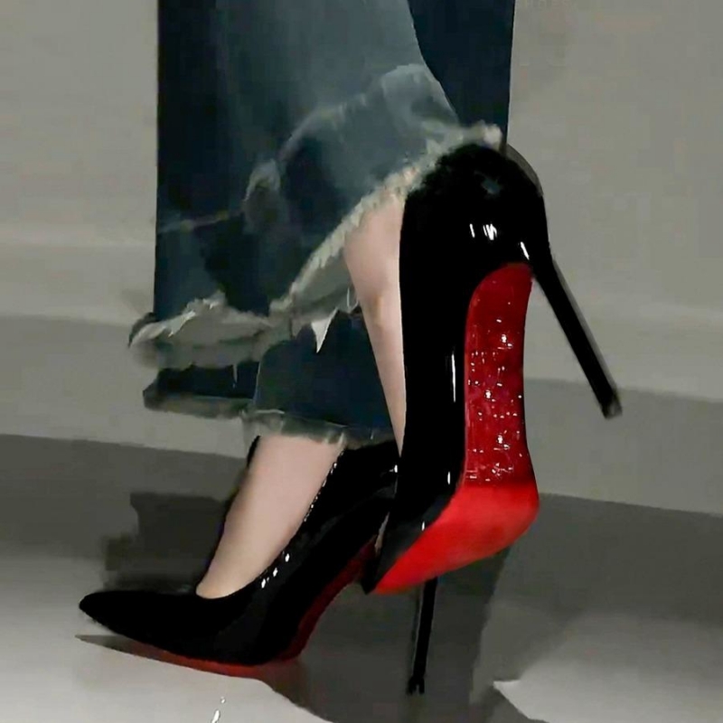ラインストーンレッドソールハイヒールの女性のスティレットヒール春と秋の新スタイル 2024 見事なセクシーな結婚式の靴黒のパテントレザーポインテッドトゥの靴