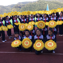 The opening ceremony of the games props phalanx hand flower performance Sun flower Smiley face Sunflower cheerleader hand flower