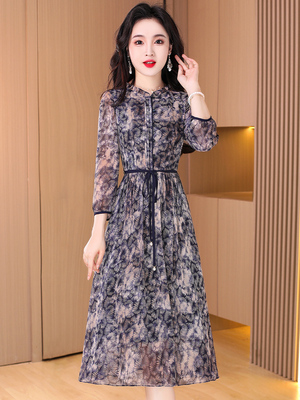 taobao agent Mom dressing spring and summer dress noble floral long skirt 40 years old 50 fashion women wear temperament middle -aged skirt
