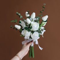 The leader holds the flower hand holding the simulation bouquet moisturizing rose tulip brides wedding photography prop swing piece