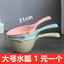 Household long-handled water spoon Kitchen thickened plastic water scoop childrens bath shampoo cup water scoop water drift