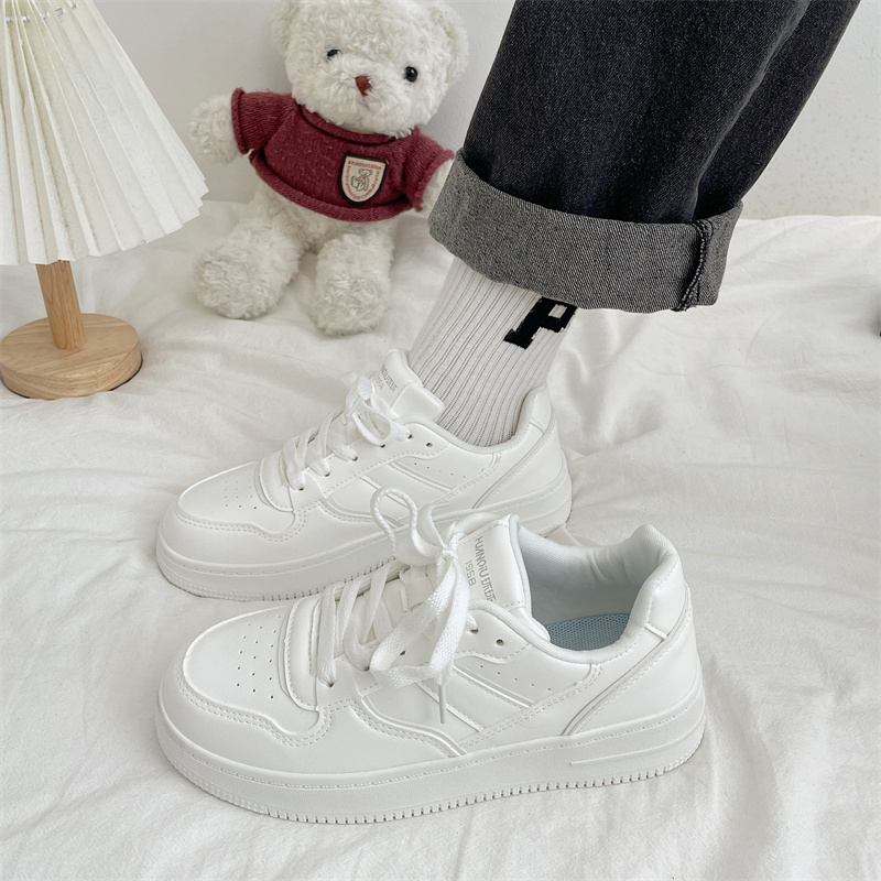 快適でシンプルな〜白い靴2023秋の新しいスタイルのスカートシューズインニッチデザイン多用途スニーカーレディースシューズ